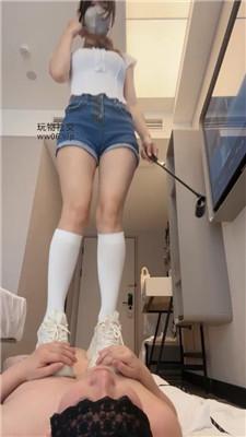 【茉狸】玉足插嘴/清理超脏鞋底/小白鞋及膝袜踩 bf48994  第10张