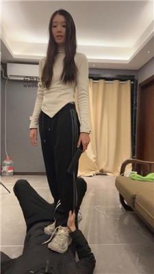 【伊未】脏运动鞋踩踏踢裆/抽耳光/坐脸窒息 bf48682  第8张