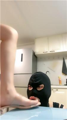 【小妮】下贱闺蜜犬舔脏高跟玉足 bf49087  第13张
