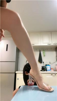 【小妮】下贱闺蜜犬舔脏高跟玉足 bf49087  第12张
