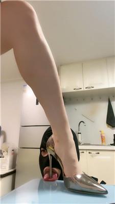 【小妮】下贱闺蜜犬舔脏高跟玉足 bf49087  第14张